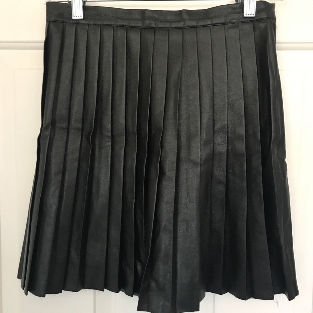 Black pleated faux leather h&m skirt